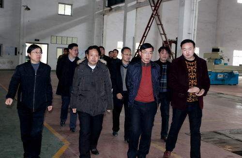 临湘市委书记黄俊钧一行到8xbet体育平台_8xbet(中国)一站式服务平台立体停车设备考察调研